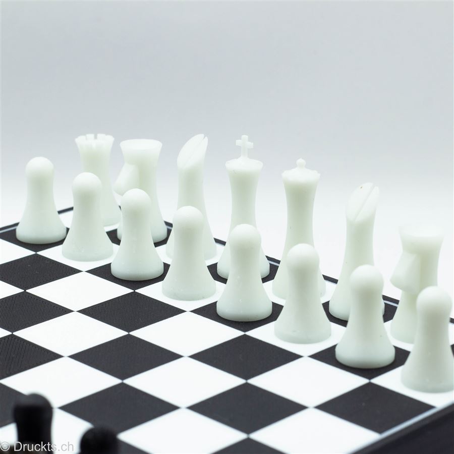 3D-gedrucktes Schachspiel mit weissen Figuren auf schwarz-weissem Brett